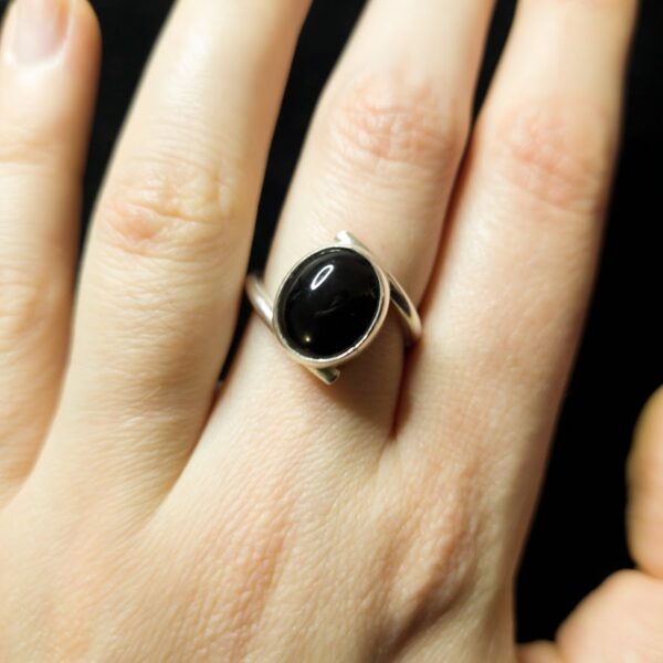 טבעת בשיבוץ אבן אוניקס שחורה