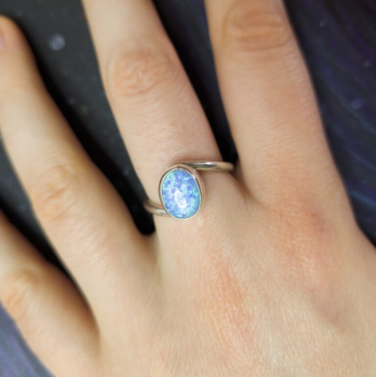 טבעת כסף בשיבוץ אופל כחול