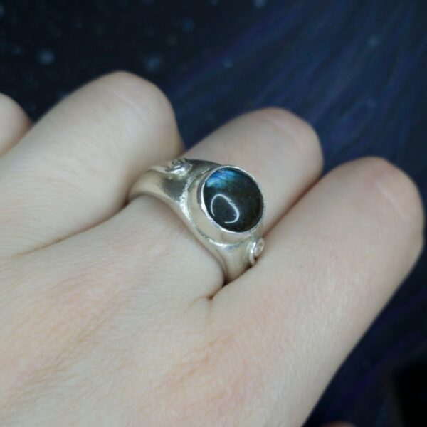 טבעת מכסף בשיבוץ אבן לברדוריט עם בוהק כחול ועם עיטורי גלקסיות
