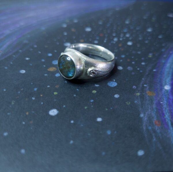 טבעת מכסף בשיבוץ אבן לברדוריט עם בוהק כחול ועם עיטורי גלקסיות